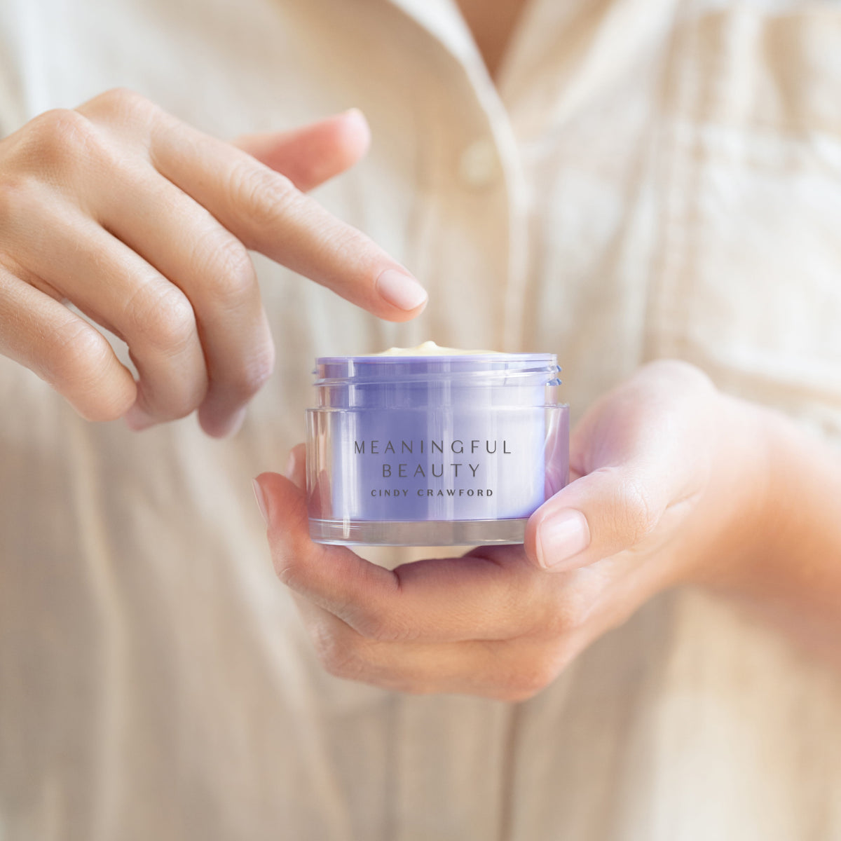 Lifestyle photo of Age Recovery Night Crème in use