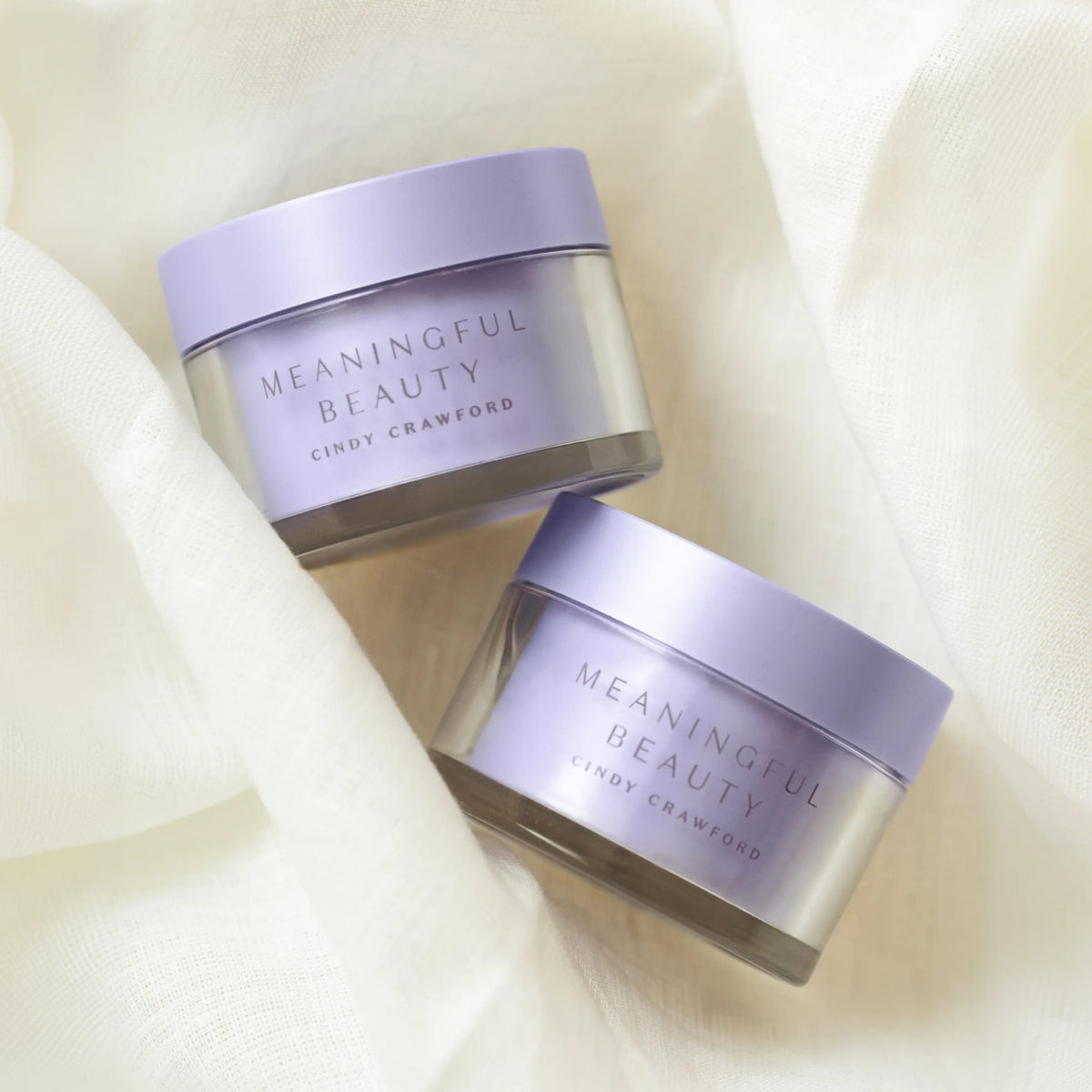 Second lifestyle photo of Age Recovery Night Crème in use