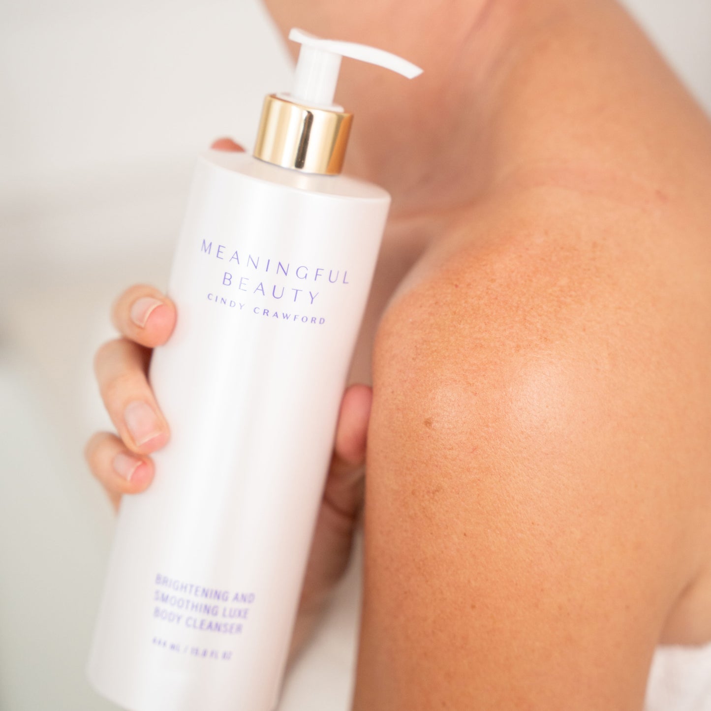 Second lifestyle photo of Brightening and Smoothing Luxe Body Cleanser in use